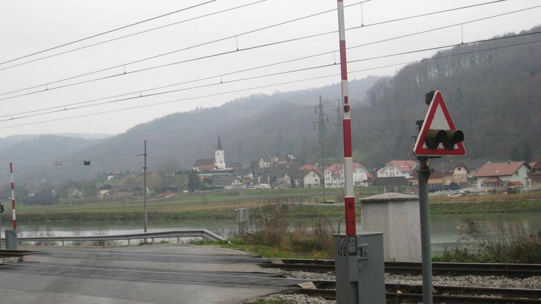 Nivojski prehod ceste in železnice na Gobovcih nasproti Loga bo ob izgradnji mos