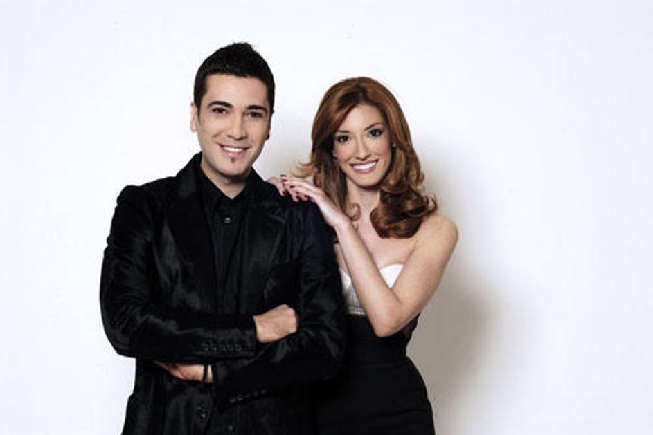 Moški del voditeljskega para je srbski pevec Željko Joksimović, ki je uspešno za