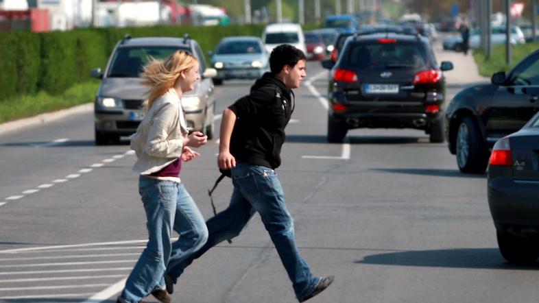 Pešci naj dosledno upoštevajo prometne predpise. (Foto: Boštjan Tacol)