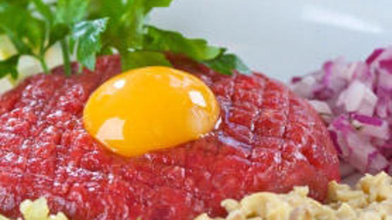 Tatarski biftek navadno krasi svež rumenjak.