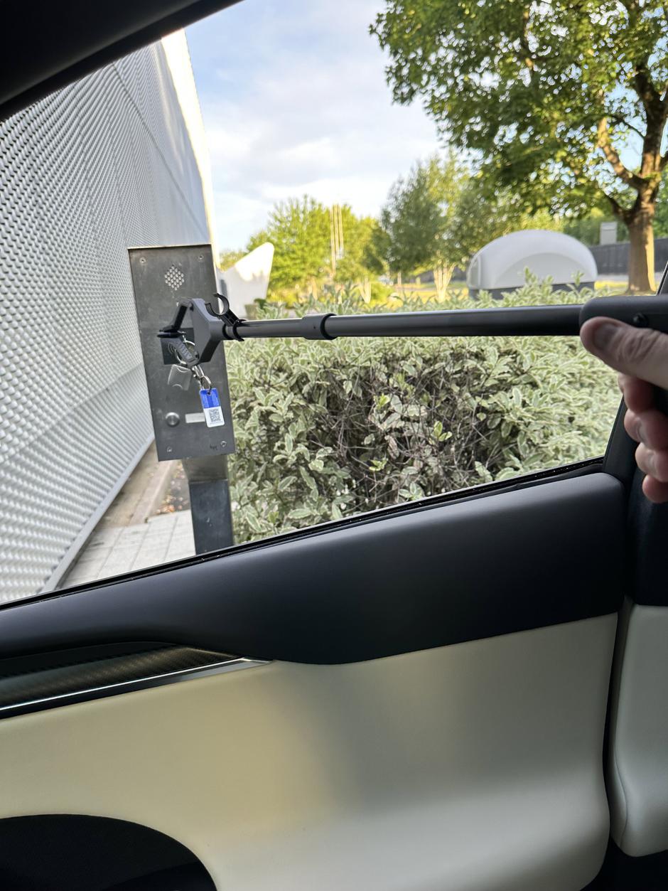 Tesla držalo | Avtor: Reševalni pas/Twitter