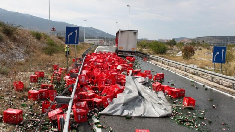 Razsut tovor karlovačkega piva na avtocesti Dugopolje-Klis.