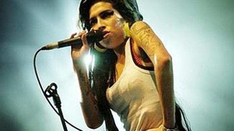 Amy Winehouse navdušuje s svojim surovim, melodičnim in iskrenim soulom.