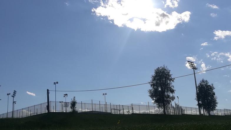 Kranjski stadion lahko zažari v novi razsvetljavi.