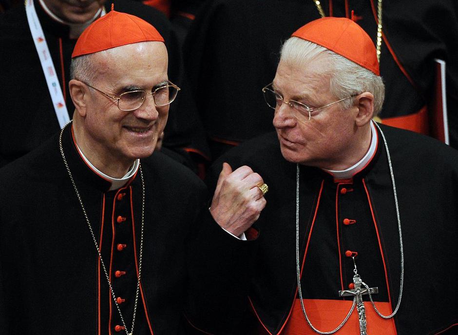 Tarcisio Bertone in Angelo Scola | Avtor: EPA