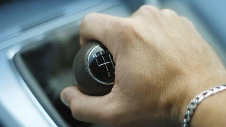 Po Freudovi psihoanalizi lahko postavimo hipotezo, da je prestavna ročica v avto