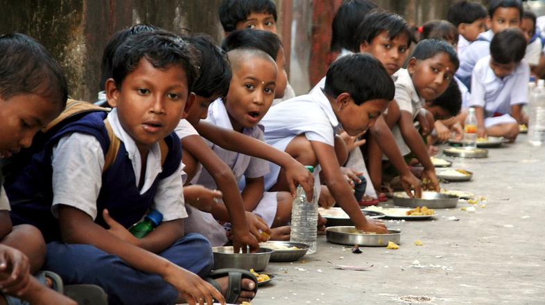 Indijski otroci pri malici
