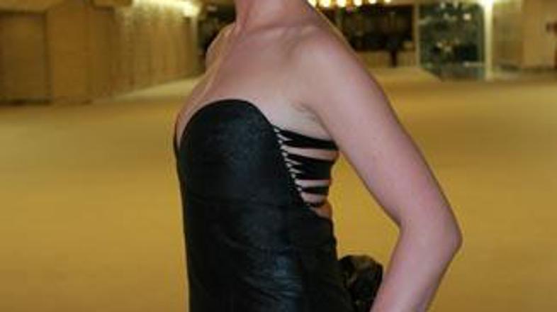 Lepa igralka je omrežila karizmatičnega rokerja.