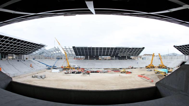 Takšen je bil stadion v Stožicah na začetku aprila, danes pa so na njem že začel