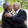 Grški premier George Papandreu se je danes v Luxembourgu takole objel s predsedn