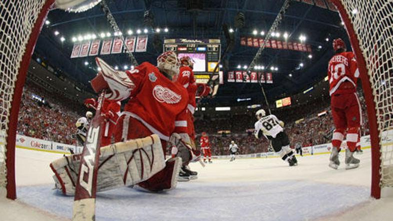 Hokejisti Detroita so v 84 tekmah prejeli 82 zadekov. Bolgarske hokejistke pa v 