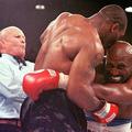 Mike Tyson in Evander Holyfield v ringu leta 1997