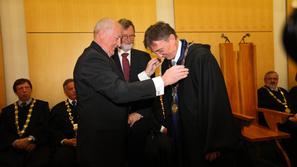 Danijelu Rebolju, sedmemu rektorju v zgodovini mariborske univerze, je insignije