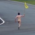 Takole je v Silverstonu na stezo pritekel gol možakar.