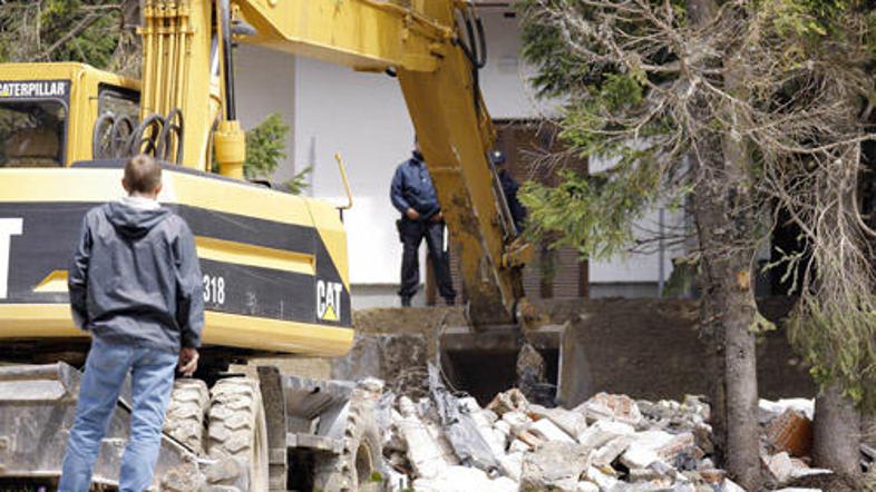 Na Rogli so včeraj začeli rušiti enega od večjih objektov, ki naj bi bil postavl
