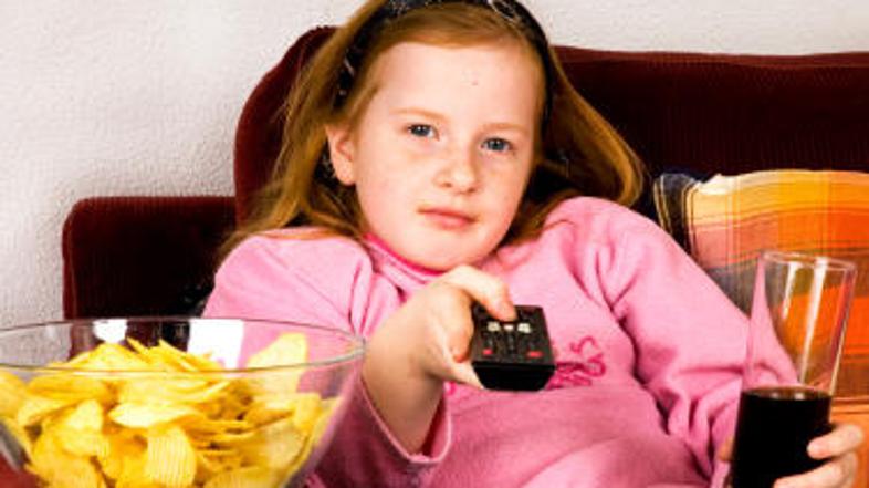 Mladostniki, ki imajo televizijo v svoji sobi, manj zdravo jedo, pijejo več slad