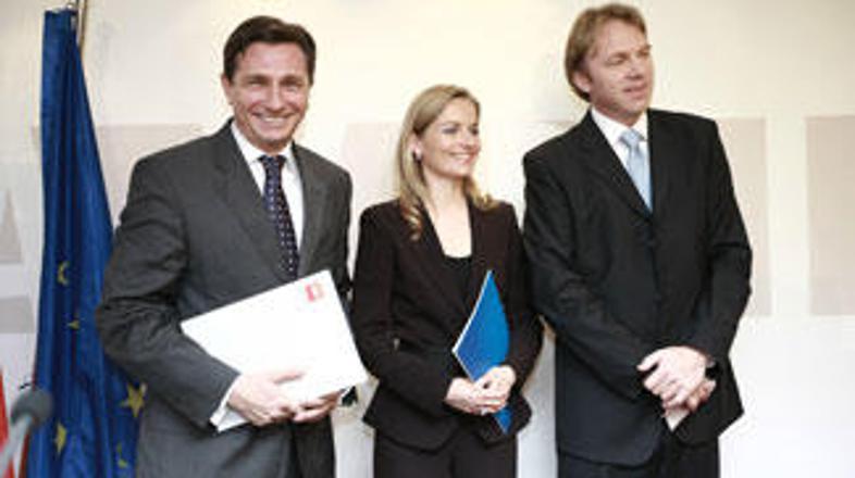 Trojka predlaga referendum, Janševi demokrati pa izredno sejo o korupciji.