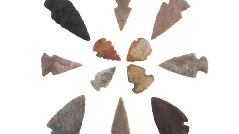 Med najdenimi predmeti je bilo različno, zelo dobro ohranjeno, orožje.