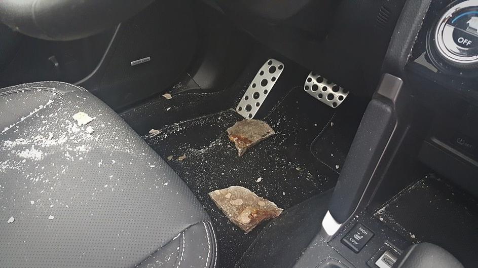 Poškodba vozila na katerega je priletel kos betona na primorski AC