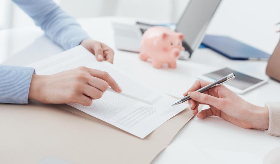 Moške in ženske roke na mizi ob listih | Avtor: Profimedia