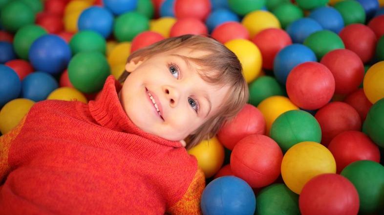 Otroka začnite na hišna dela privajati zgodaj. (Foto: Shutterstock)