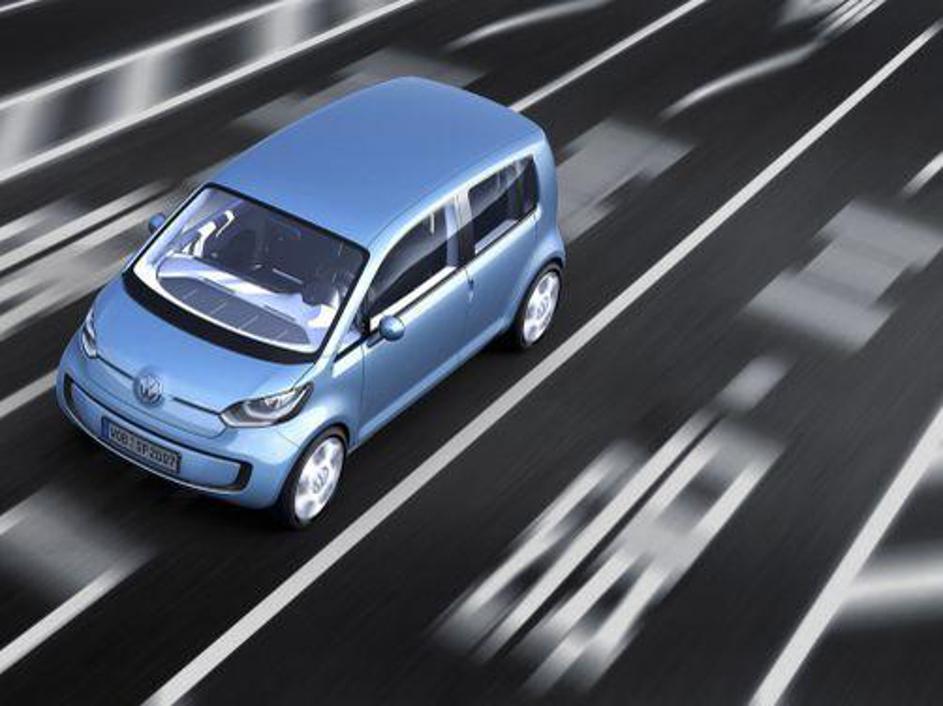 Mali Volkswagen navdušuje obiskovalce avtosejma v Tokiu.