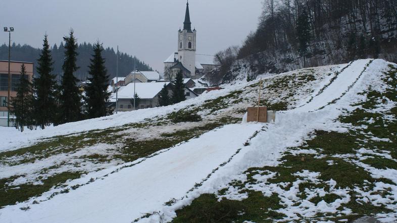 Zdaj imajo pri šoli skakalnico iz snega, na kateri se je pred kratkim odvijalo t