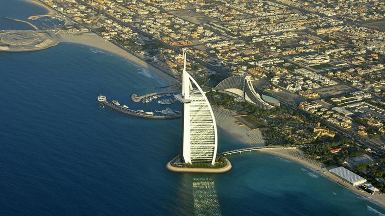 Burj Al Arab je visok 321 metrov, koprski hotel bo meril 140 metrov. Oba pa bost