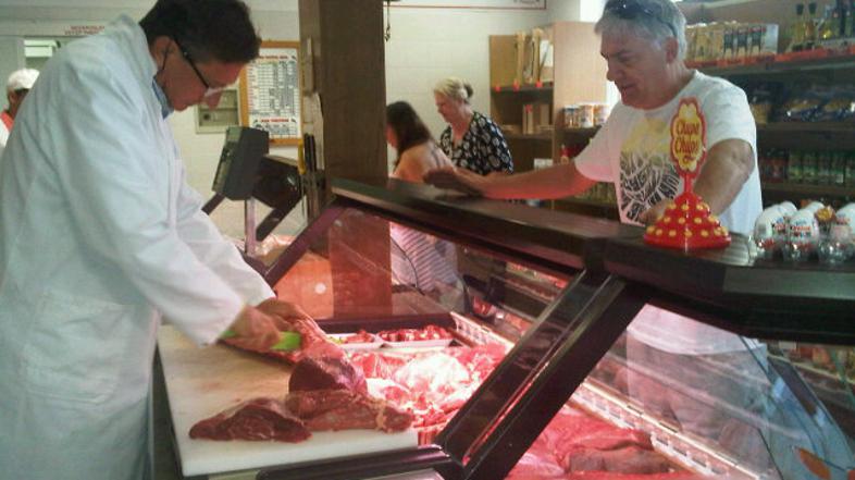 Borut Pahor v mesnici.