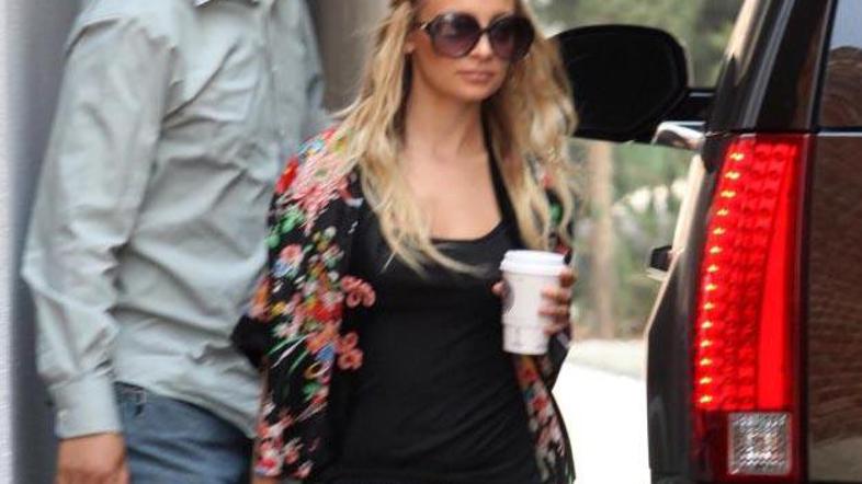 Nicole po novem nosi ohlapnejše majčke.