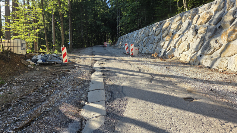 cesta uničena cesta uničeno cestišče poškodovana cesta Jazne