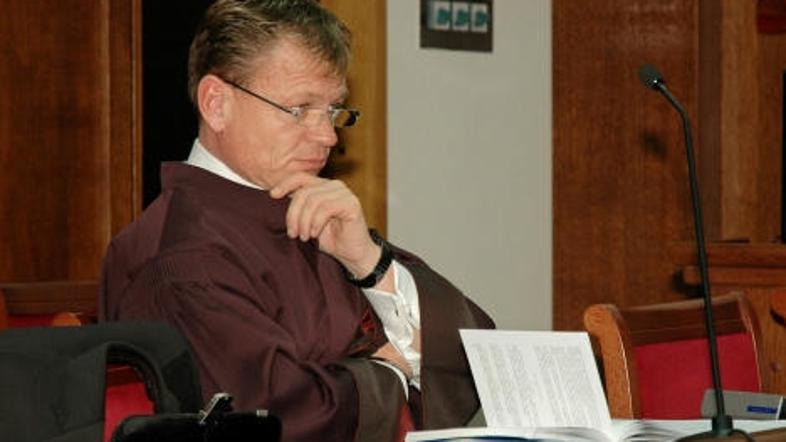 “Senat nas postavlja v absurden položaj, da moramo dokazovati svojo nedolžnost,”