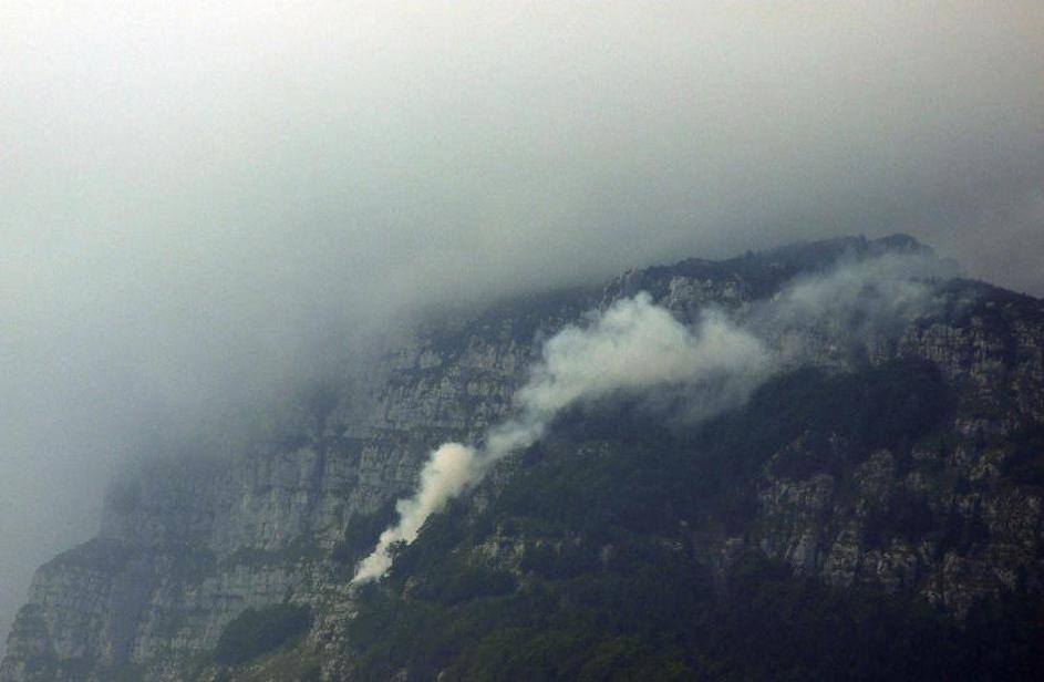 Požar gasijo gasilci enote Gamsi, ki je posebej usposobljena za gašenje v visoko