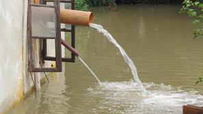 Črpanje vode na Pugljevi ulici v Novem mestu.