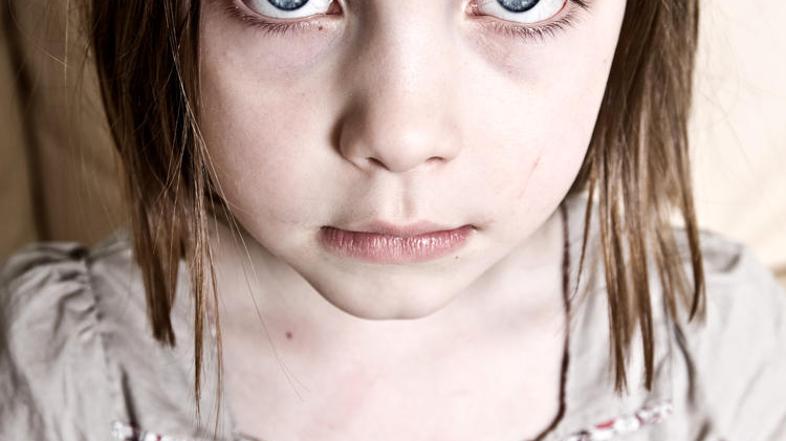 Nasilje nad otrokom lahko vsakdo anonimno prijavi na straneh ministrstva za notr