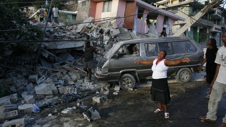Jutro po potresu odkriva grozljive razsežnosti naravne katastrofe; haitijski pre