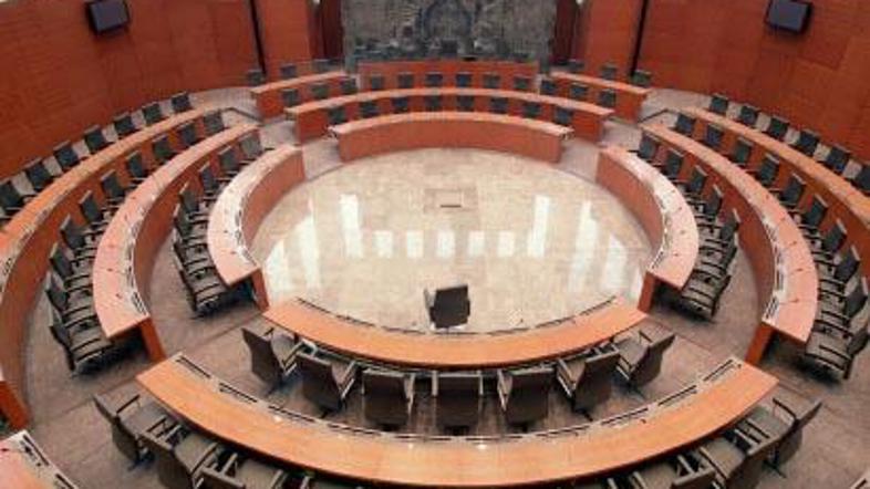 Negativno oceno si je prislužil tudi parlament. (Foto: BOBO)