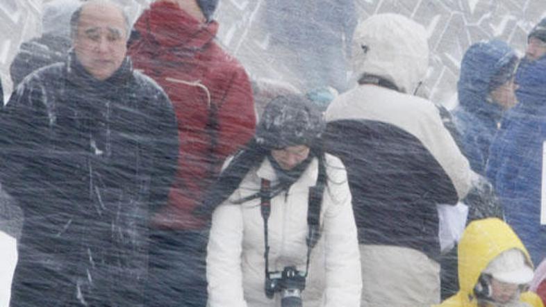 Veter je Japonce skoraj stresel iz hlač.