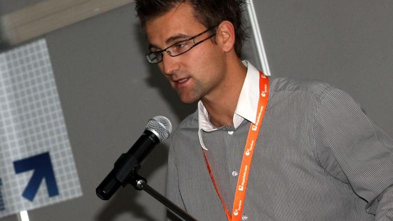 Polovica Slovencev bo med delovnim časom lovila informacije o nogometu, ugotavlj