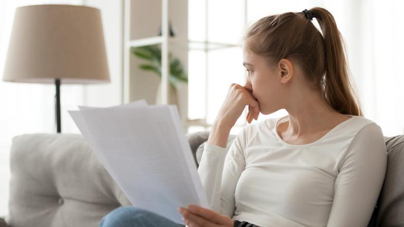 zaskrbljena mlada ženska