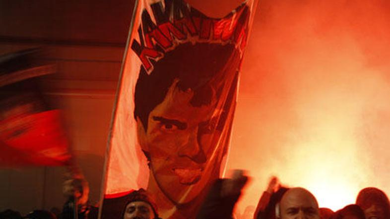 500 navijačev Milana je v ponedeljek bučno protestiralo proti prodaji svojega lj