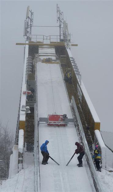 delavci megla čiščenje Harrachov poleti poskusna serija smučarski skoki