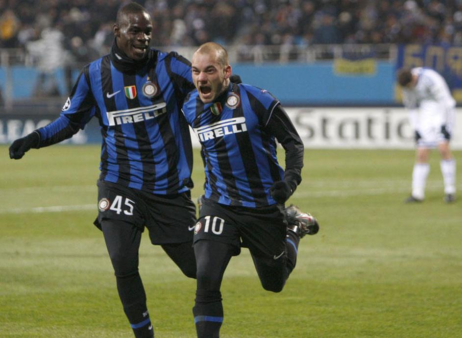 Wesley Sneijder (desno) je z zadetkom v 90. minuti poskrbel za zmago Interja. FO