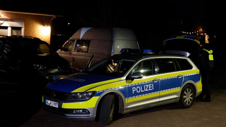 vozilo nemške policije na kraju kjer so našli mrtvega dojenčka