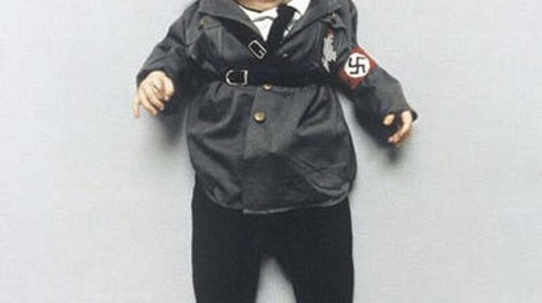 Enoletno Faustino je mati oblekla tudi v Hitlerja. (Foto: NY Daily News)