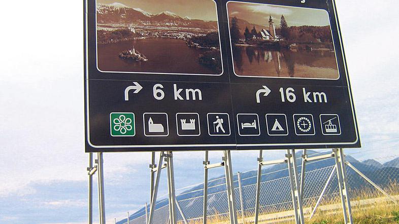 Tabli prikazujeta razdaljo do začetka Občine Bohinj oziroma varovanega območja n