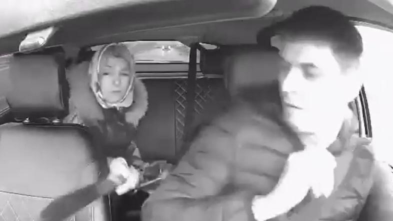 ženska grozi taksistu z mačeto