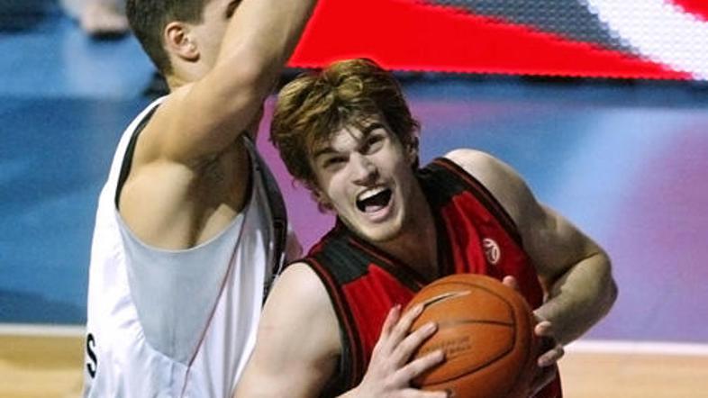 Tiago Splitter, član edine neporažene ekipe Tau Ceramice, v prodoru mimo Michail