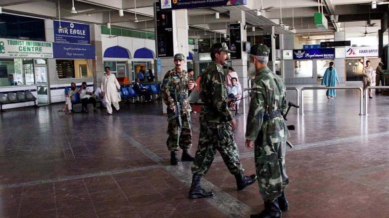Na letališču v Pakistanu so aretirali pet Britancev. (Foto: EPA)