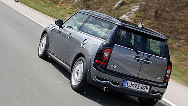 Ne samo pri zunanjosti, tudi v akciji je clubman avtomobil, ki voznika ne pusti 